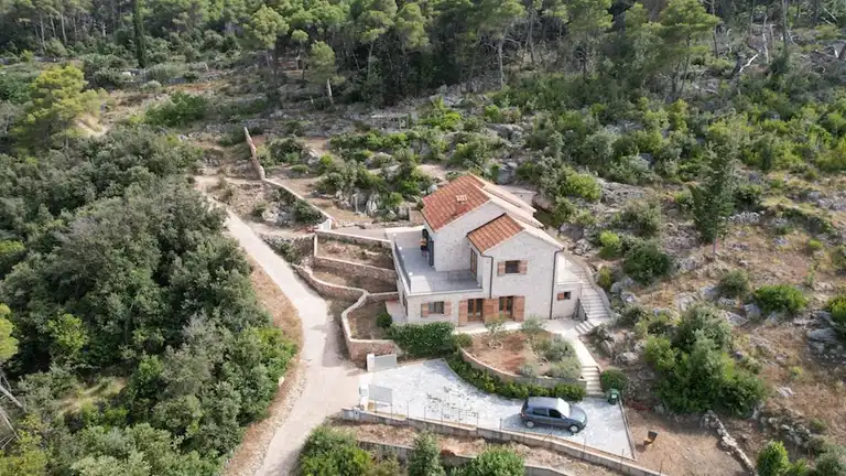 Hvar, Vrbanj – Prostrana kamena kuća s apartmanom