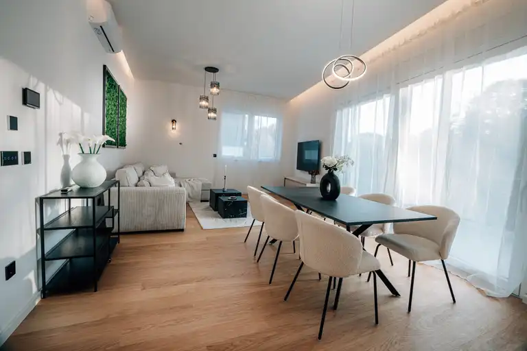 Záhřeb, Remete – Luxusní dvoupatrový byt k pronájmu