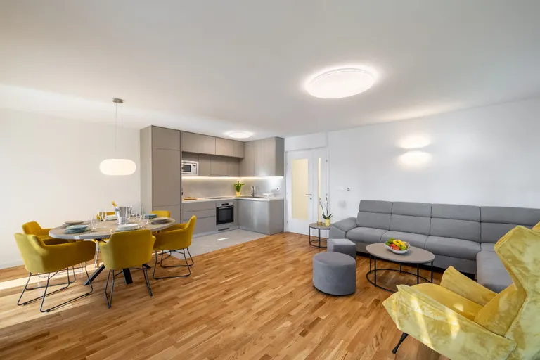 Split, Podstrana - Nowoczesny, przestronny apartament z ogrodem, Długoterminowo