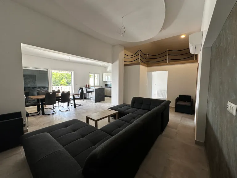 Split, Podstrana - Dom s tromi bytovými jednotkami a výhľadom na more 340m2