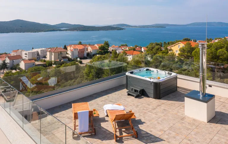 Šibenik, Žaborić - Moderne, neu erbaute Villa mit Pool 380 m2