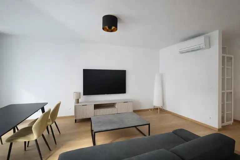 Split, Bol - Mieszkanie dwupokojowe z balkonem i komórką lokatorską