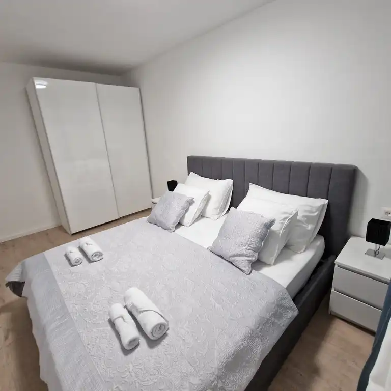 Split, Kamen - Appartement de trois pièces avec jardin privé