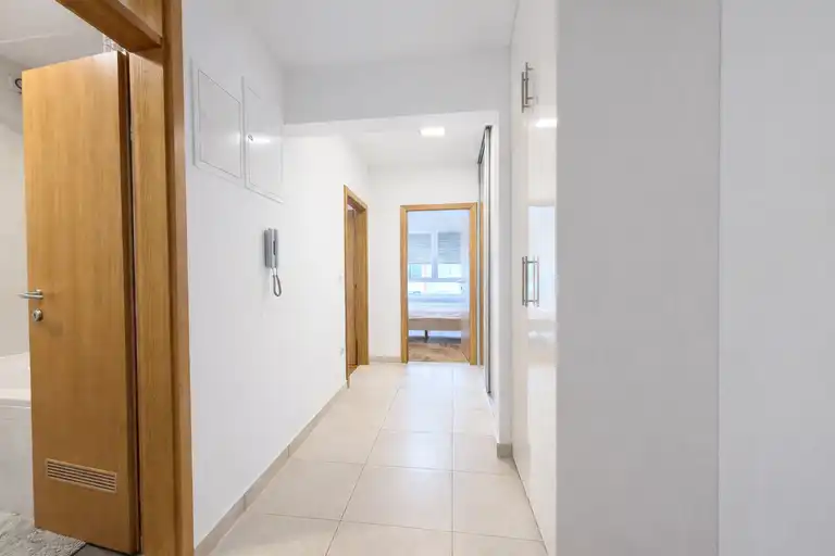 Zagreb, Trnje - appartamento con due camere, loggia e garage.