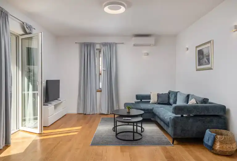 Split, Lučac - Appartement de deux pièces avec loggia et vue sur la ville.