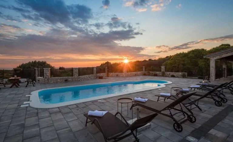 Šibenik, Rogoznica- Kamena kuća s bazenom i pogledom na more 100 m2