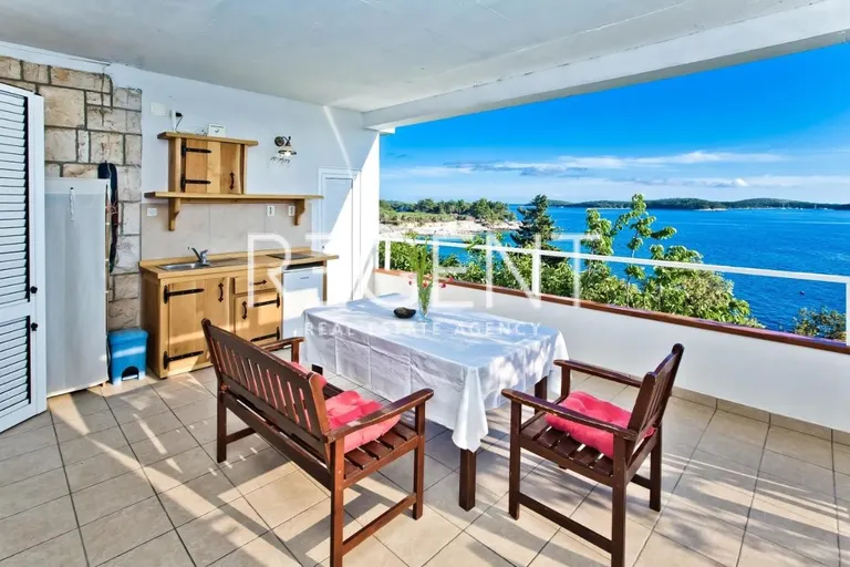 Hvar - Vila prvý rad pri mori