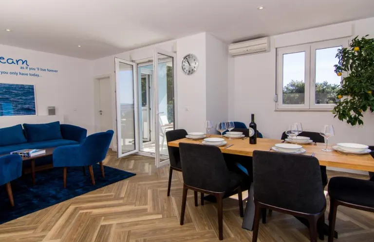 Trogir - Moderní, pětipokojový penthouse s terasou a výhledem na moře 185 m2