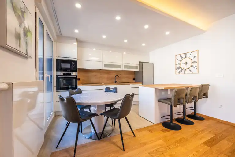 Zagreb, Centar - Četverosoban stan s parkingom, prvi najam