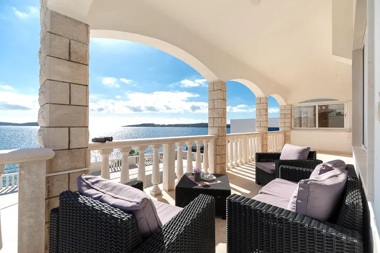 Otok Korčula – Unikatna kamena kuća uz more 450 m2