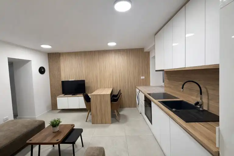 Zagreb, Centar - potpuno renoviran jedosoban stan u centru grada