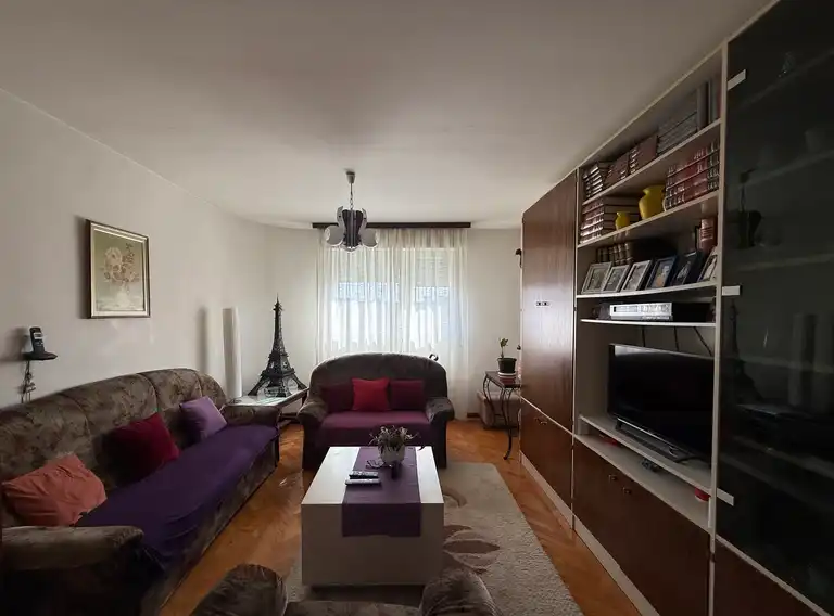 Split, Spinut - Dvosoban stan s loggiom u centru grada