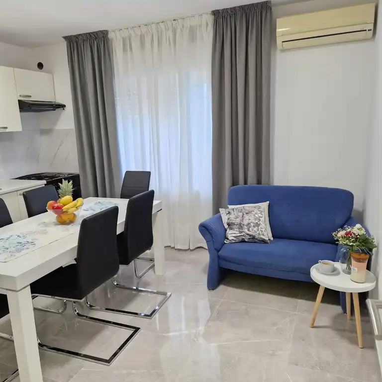 Split, Kamen - Appartement de trois pièces avec jardin privé
