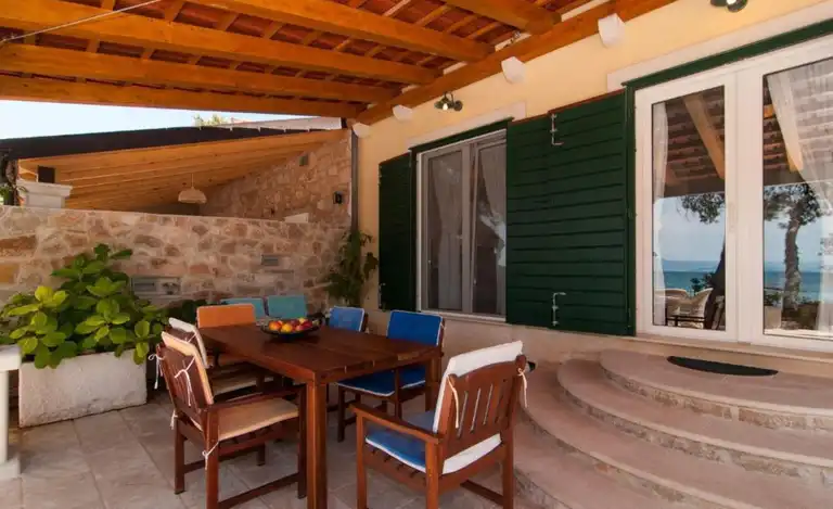 Brač, Mirca - Vila s bazenom prvi red uz more