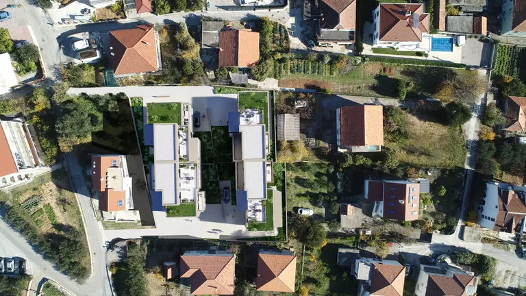 Trogir – Dvojizbový byt blízko centra so záhradou 85 m2 novostavba