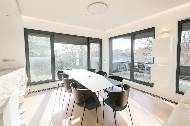 Ljubljana, Pantovčak - sodoben in prostoren apartma s pogledom na zelenje