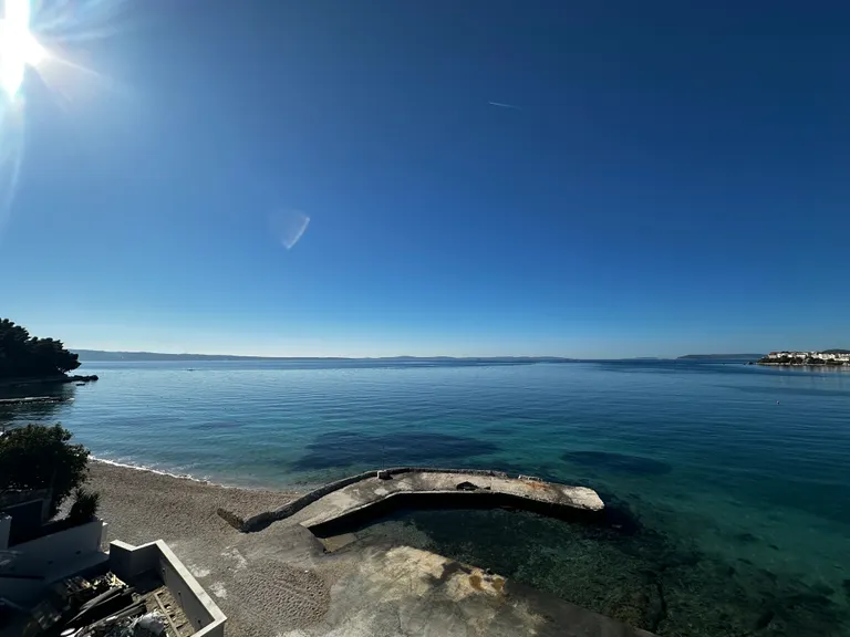 Split, Podstrana - Luxusný dvojpodlažný byt prvý rad pri mori, 200 m2