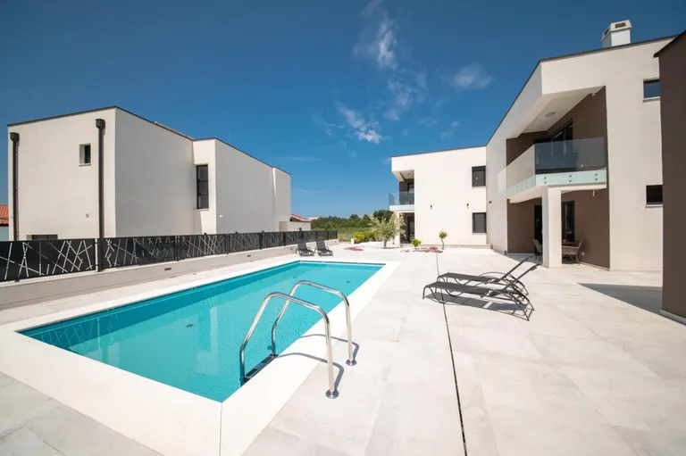 Zadar, Vrsi – appartements de trois pièces avec piscine et vue sur la mer
