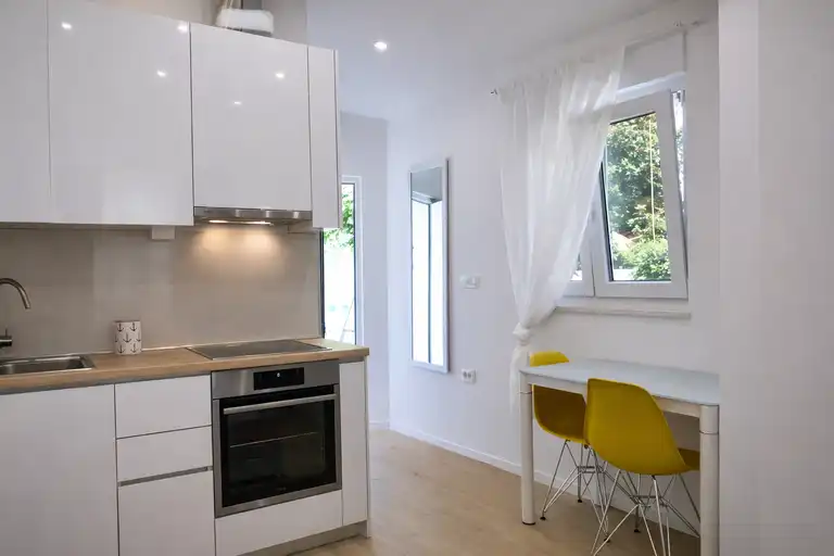 Split, Trstenik - Moderní studio k pronájmu