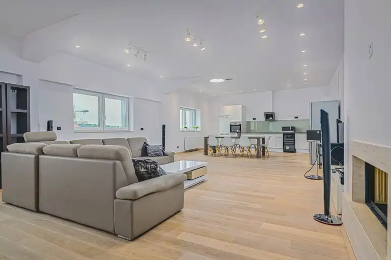 Zagabria, Centro - Lussuoso attico di quattro locali con grande terrazza di 225 m2
