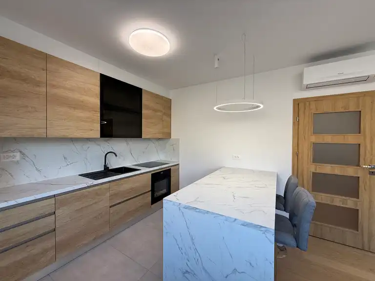 Záhřeb, Gračani – třípokojový byt se zahradou a garáží