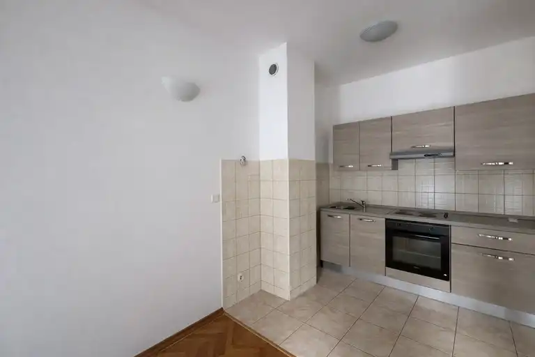 Split, Pazigrad - Trosoban stan sa loggiom, terasom i garažom