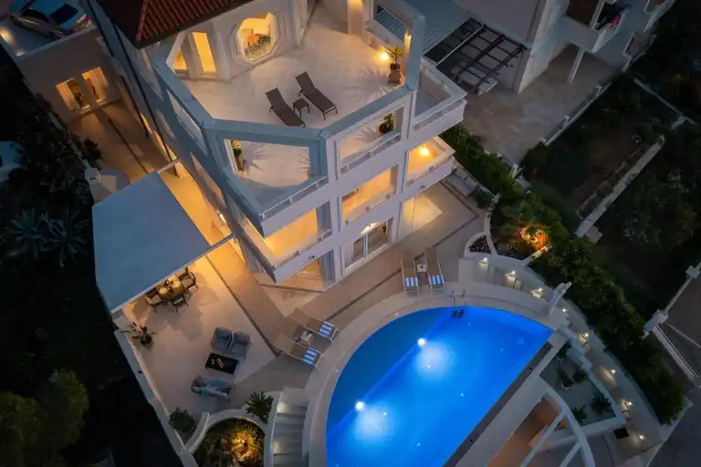 Brač - Moderna vila prvi red uz more