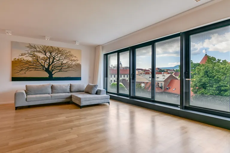 Záhřeb, Ban Centar – Třípokojový byt 131 m2 k pronájmu