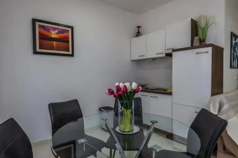 Kaštela - Dvosoban stan s lođom i pogledom na more 68m²