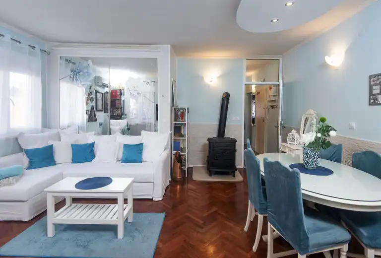 Split, Bačvice - Trosoban stan sa loggiom