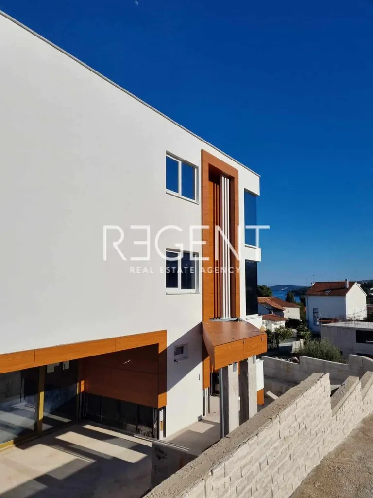 Trogir, Čiovo - Luxusná novo postavená vila 100 m od mora, 579m2