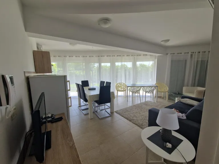 Šibenik, Podsolarsko - Dvoupokojový byt se zahradou 91 m2