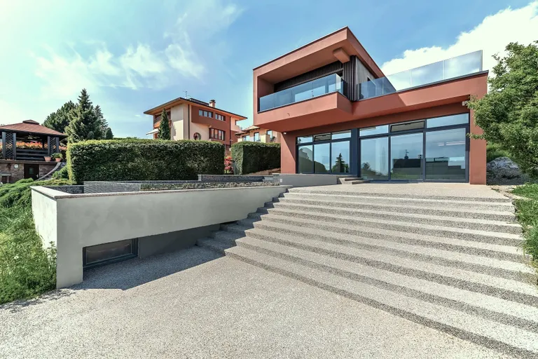 Záhřeb, Šestine - Moderní rodinná vila s bazénem obklopená zelení