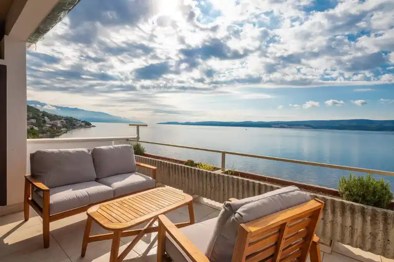 Omiš, Stanići – vila první řada u moře s velkým potenciálem