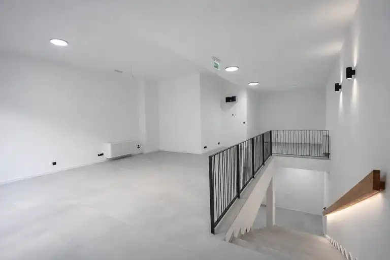 Zagabria, Trešnjevka - ampio locale commerciale su due livelli con parcheggio