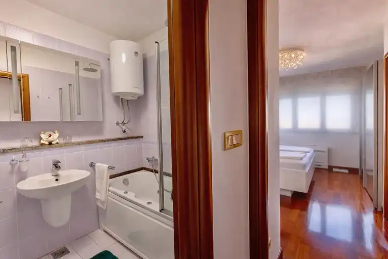 Split, Firule - Dvosobno stanovanje z ložo in pogledom na morje