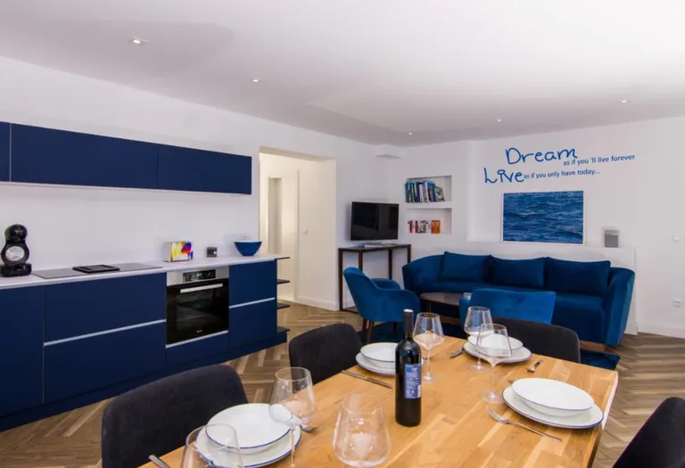 Trogir - Moderan, peterosobni penthouse s terasom i pogledom na more 185 m2