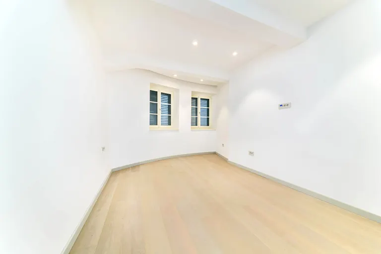 Zagreb, Britanski Trg - Luksuzno štirisobno stanovanje z vrtom 198 m2