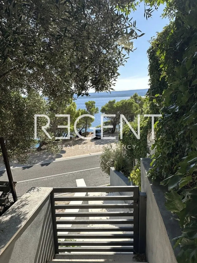 Omiš, Lokva Rogoznica - Stan prvi red uz more 41 m2