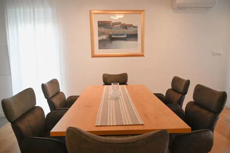 Podstrana, Strožanac - Dvoupokojový byt se zahradou 71 m2 dlouhodobě