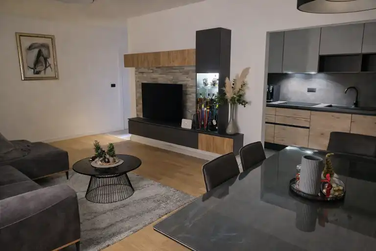 Split, Solin-dvosoban stan s balkonom i garažom